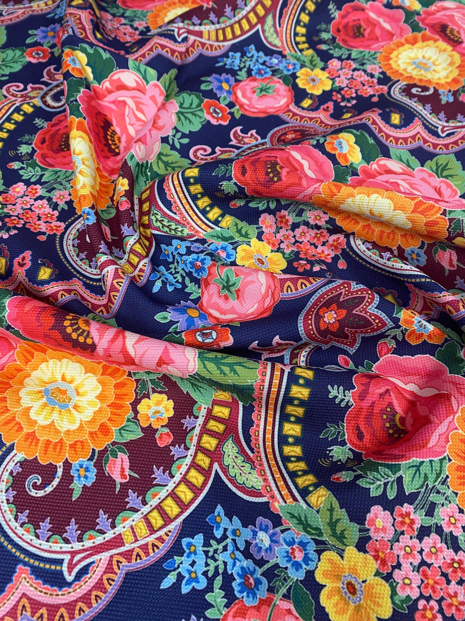 Büyük Floral Design Upholstery Fabric - Stylish and Durable Design