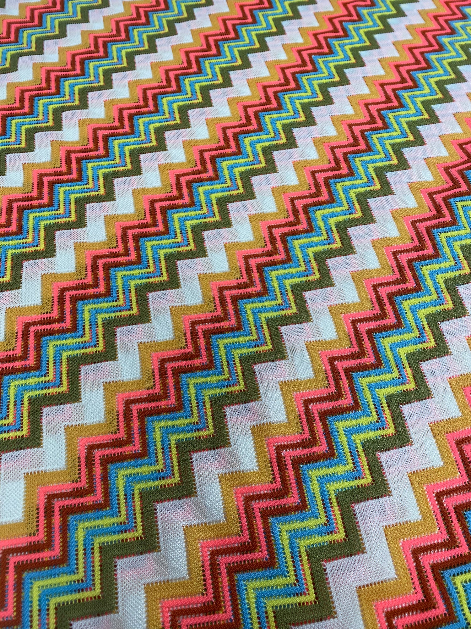 Colorful Zigzag Knitted Mesh Fabric for Creative Projects