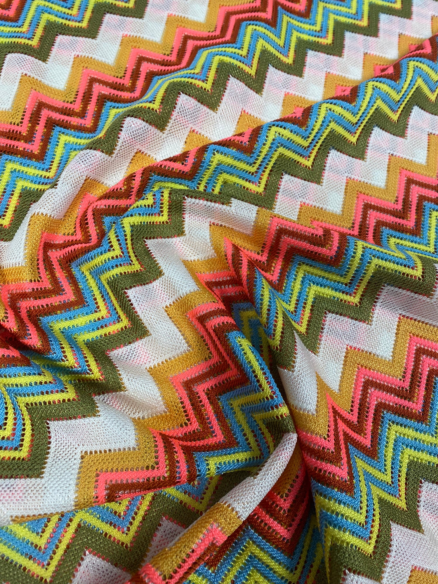 Colorful Zigzag Knitted Mesh Fabric for Creative Projects